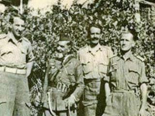 Στη φωτογραφία ντοκουμέντο από το αρχείο «Του Βήματος της Αιγιάλειας» Ο Τζον Στήβενς πρώτος από αριστερά, ο Δ Μίχου αρχηγός του ΕΛΑΣ Πελοποννήσου, ο Άντονι Άντριου και ο ‘Ερικ Γκρέυ στην Αράχωβα Αιγιαλείας το 1943.